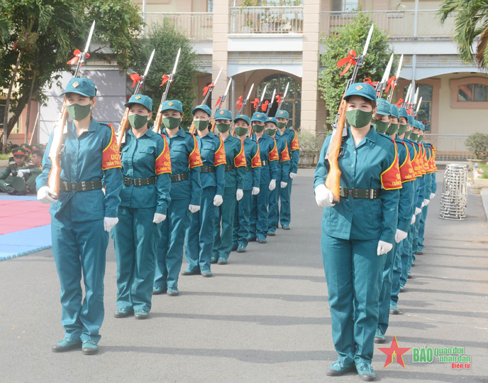 Khối nữ quân nhân chuẩn bị múa súng. 