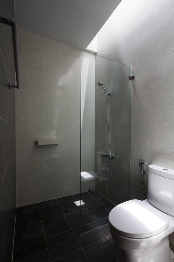 Nhờ thiết kế hợp lý, phòng tắm cũng đón được ánh sáng tự nhiên. Nguồn ảnh: Hiroyuki Oki