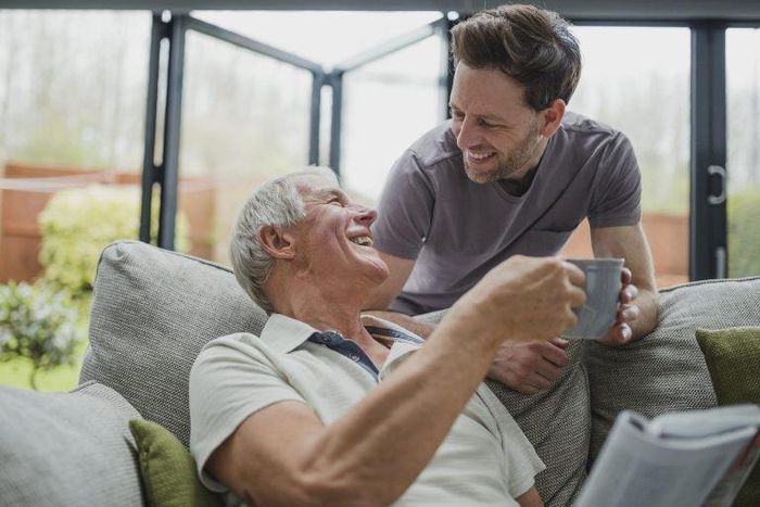 Giao tiếp là ưu tiên hàng đầu khi chăm sóc người già. (Ảnh: ITN).