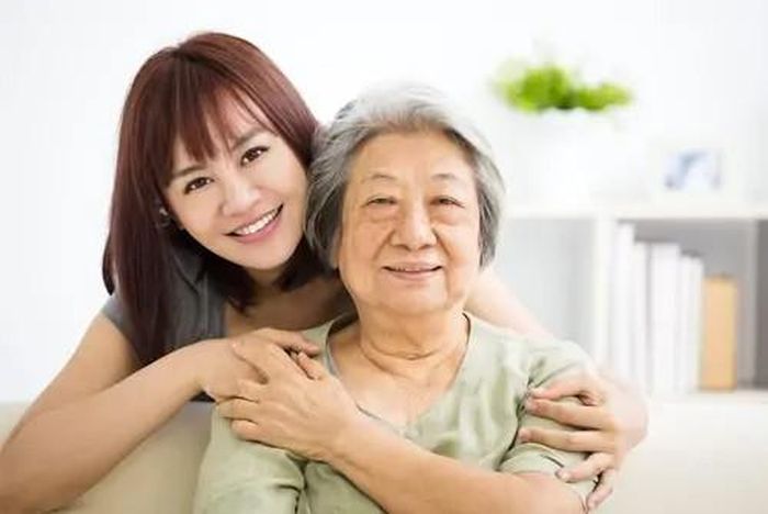 Đừng ngại hỏi trực tiếp bố mẹ về những gì họ cần giúp đỡ. (Ảnh: ITN).