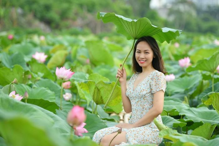 Nhiều thiếu nữ Hà thành cũng tranh thủ diện váy, áo... để có dịp đọ sắc cùng hoa sen.