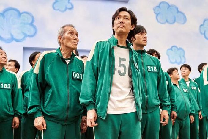 Ba diễn viên (từ trái qua) O Yeong-su, Lee Jung-jae và Park Hae-soo trong mùa 1 của phim Trò chơi con mực - Ảnh: Netflix