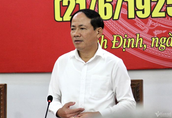 Chủ tịch UBND tỉnh Bình Định Phạm Anh Tuấn trao đổi tại buổi họp báo chiều 19/6