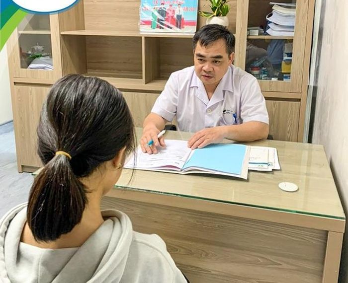 TS, bác sĩ Ngô Anh Vinh - Phó Trưởng Khoa Sức khỏe Vị thành niên tư vấn cho một bệnh nhi bị trầm cảm, căng thẳng (Ảnh: BVCC)