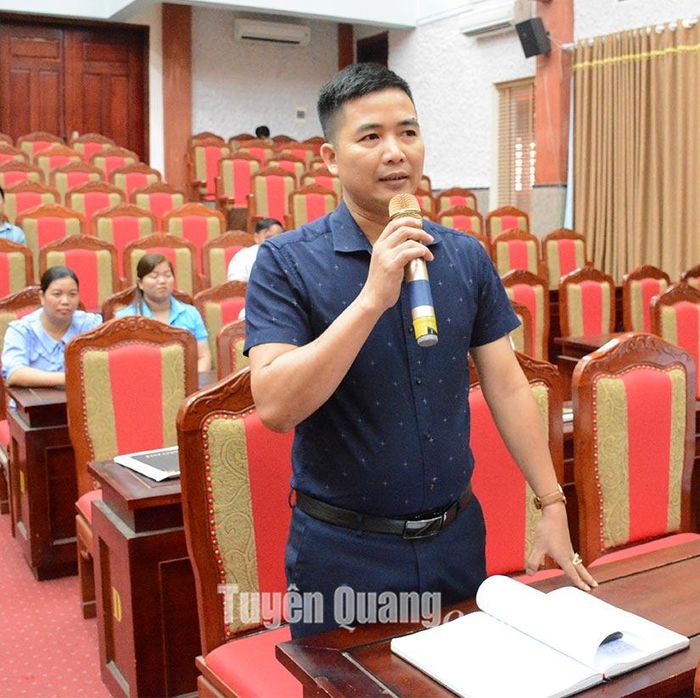 Cử tri thị trấn Lăng Can (Lâm Bình) nêu ý kiến tại buổi tiếp xúc cử tri với đại biểu HĐND tỉnh.