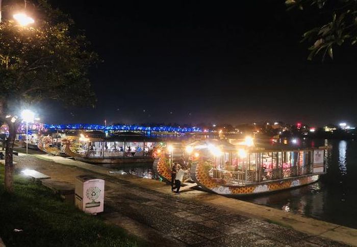 Đêm đêm, thuyền rồng dập dìu nhộn nhịp cập bờ, xuất bến phục vụ khách
