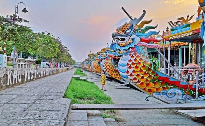 Khu vực Bến Thuyền du lịch Tòa Khâm nay là bến chính với vài chục thuyền rồng tấp nập để đón đưa du khách