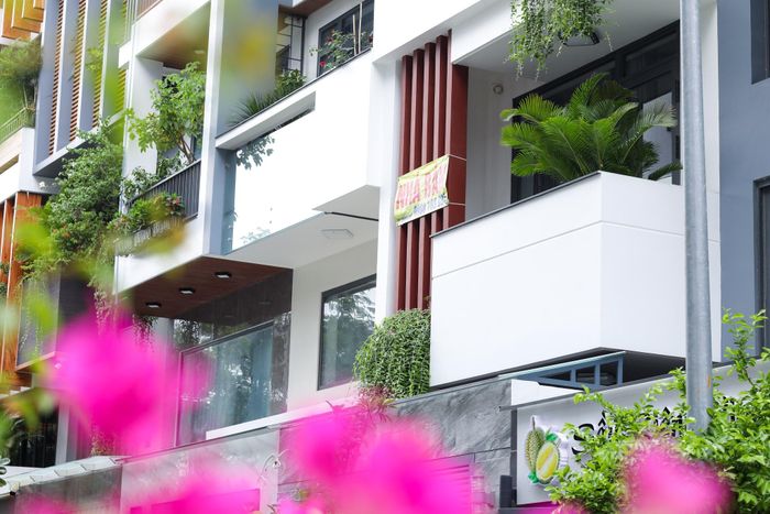  Chia sẻ với Tri thực trực tuyến, ông Phan Vi - người chuyên môi giới nhà phố tại khu vực phía Nam cho rằng các giao dịch nhà phố trong dân tại TP.HCM hiện chưa thể nói là khởi sắc, tuy nhiên đã có dấu hiệu "ấm" trở lại. Theo ông, những căn nhà phố nằm trong khoảng 5-7 tỷ đồng thường nhanh có giao dịch hơn. 
