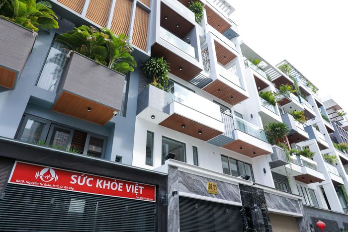  Hiện trên tuyến đường này có rất nhiều căn tương tự. Theo ghi nhận của phóng viên, những căn tại đây đều đã có nhiều cư dân đến sinh sống, chỉ vài căn mới xây xong hiện chưa có khách mua. 