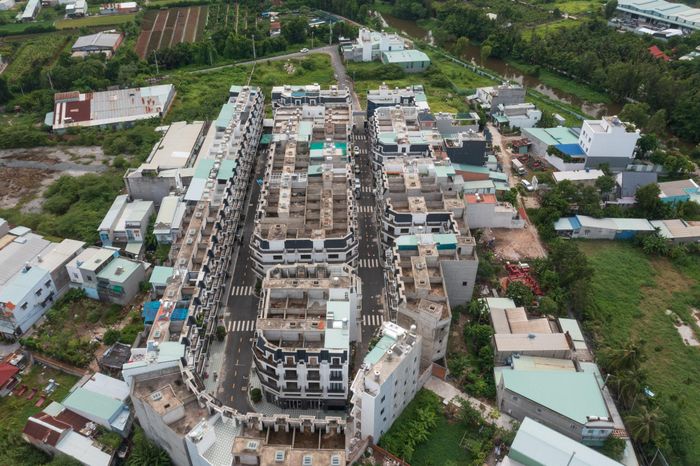  Trên thực tế, thị trường nhà phố dự án kể từ năm ngoái đến nay luôn trong tình trạng ảm đạm. Theo báo cáo của DKRA, trong 5 tháng đầu năm nay, toàn thị trường phía Nam chỉ bán được 62 căn nhà phố, biệt thự. Đáng chú ý, với những căn thuộc dự án đã mở bán cách đây nhiều năm thậm chí còn phải bán cắt lỗ hàng tỷ đồng để thoát hàng. 