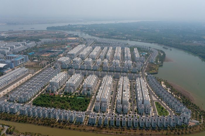  Điển hình như những căn nhà phố tại khu đô thị Vinhomes Grand Park (TP Thủ Đức, TP.HCM), mặc dù đã hoàn thiện và bàn giao cho khách hàng từ lâu, lượng cư dân sinh sống tại những căn này rất thấp. Các căn nhà thấp tầng này đều trong tình trạng "cửa đóng then cài", cách vài căn mới có 1 căn đang hoàn thiện hoặc mở ra buôn bán. 