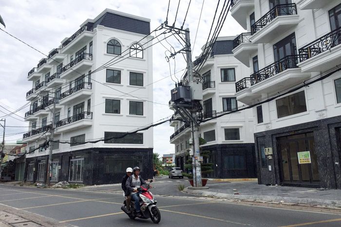  Dự án 68 căn nhà phố này được chủ đầu tư Thành Đô bàn giao cách đây không lâu. Tại đây, nhà phố có diện tích đất 50-85 m2, được thiết kế 1 trệt, 1 lửng, 3 lầu, 1 tum sân thượng với tổng diện tích sàn mỗi căn 180-300 m2. 