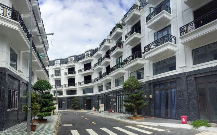  The Sol Residence có quy mô 1 ha, gồm 106 sản phẩm nhà phố liền kề có diện tích sàn dao động 180-320 m2. Mỗi căn có thiết kế 1 trệt 1 lửng 2 lầu và 1 sân thượng. 