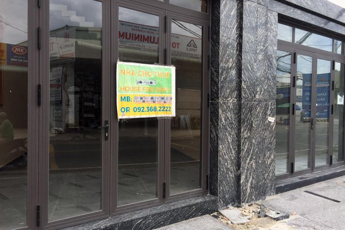  Thậm chí, một số căn còn được rao thuê suốt vài tháng qua nhưng vẫn chưa tìm được khách thuê. Đơn cử, căn nhà phố với diện tích sử dụng gần 300 m2 này được rao thuê với giá 33 triệu đồng/tháng. Hiện bên trong đã có nội thất cơ bản và lắp đặt thang máy. Một người tự nhận là chủ nhà cho hay căn này chỉ mới hoàn thiện nội thất cơ bản từ tháng 3, nhưng rất khó tìm được khách thuê, nếu khách hàng có thiện chí anh sẽ thương lượng với gia đình để giảm giá thêm. 