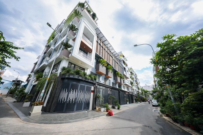  Hay một căn khác nằm trên đường Nguyễn Tư Giản (quận Gò Vấp) đang được rao bán gần 10 tỷ đồng với diện tích đất khoảng 65 m2, có kết cấu 1 trệt 1 lửng 3 lầu. "Sau khi mua về, khách có thể dễ dàng cho thuê, giá cho thuê hiện nay trong khu này khoảng 25-30 triệu/căn/ tháng", môi giới cho hay. 