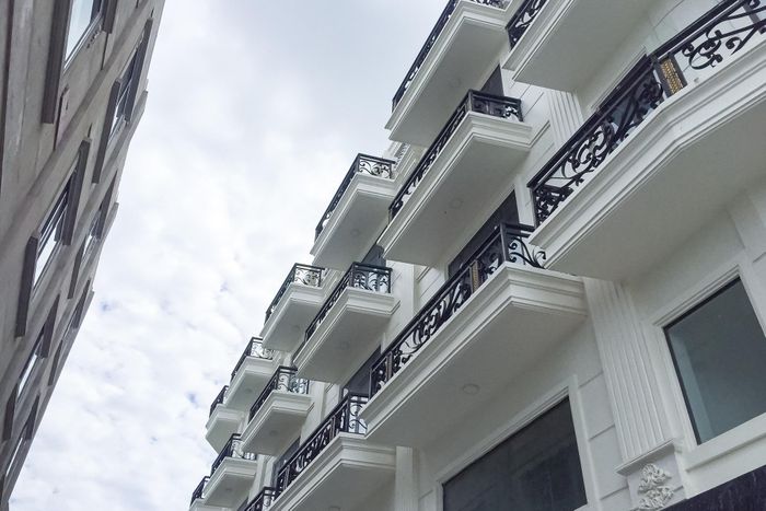  Vào thời điểm mở bán, giá nhà tại đây được rao bán từ 6,6 tỷ đồng/căn, tùy diện tích và vị trí. Theo ghi nhận của phóng viên, hiện dự án trong tình cảnh vắng vẻ, rất ít cư dân chuyển về sinh sống. 