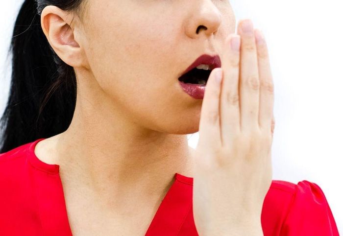 Cạo lưỡi có thể giúp ngăn ngừa hơi thở khó chịu. Ảnh: Freepik.