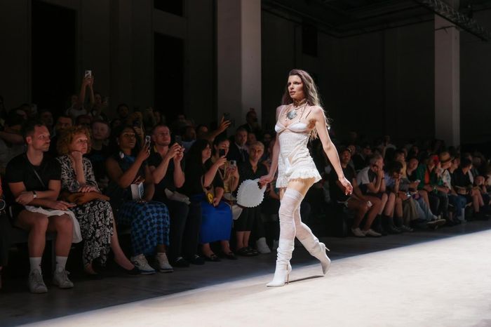  Nữ diễn viên catwalk trong show của DSquared2 hôm 19/6. Ảnh: Page Six. 