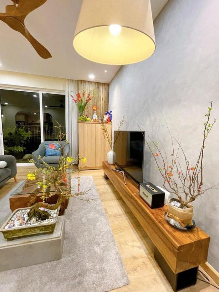 Từ cái bàn được thửa bằng gốc cây Dầu Gió đến cái kệ ti vi được lấy từ gỗ nguyên khối tự nhiên…