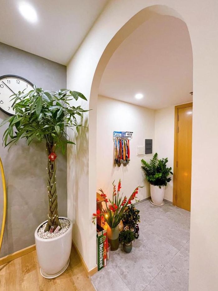 Vì là căn hộ chung cư, diện tích có hạn nên tất cả các khu vực công cộng đều được thông nhau với những sự ngăn cách vô hình nhằm tạo được sự thông thoáng và mang đến cảm giác rộng rãi cũng như vẫn có sự ngăn chia nhất định cho từng khu vực như: bếp, phòng khách và phòng ăn.