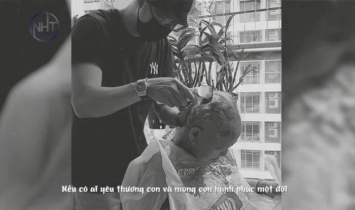 Nhạc sĩ nguyễn Hồng Thuận chăm sóc mẹ