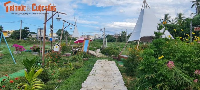 Và khung cảnh yên ả, thơ mộng đặc trưng của làng quê Việt hiện ra trước mắt.