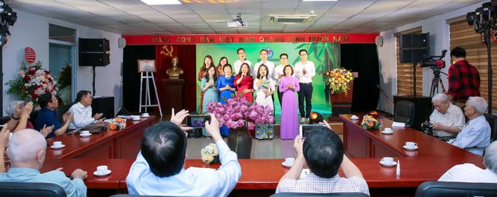 Bài ca cây đuốc lửa được lãnh đạo, nhân viên Bảo tàng Báo chí Việt Nam hát vang trong Lễ kỷ niệm 5 năm thành lập (2017 - 2022)