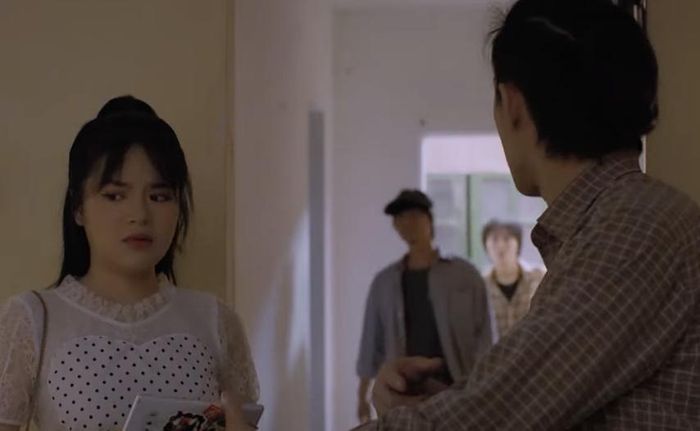 Bát (Tuấn Anh) định lừa tiền của Nga (Hà Đan). Ảnh: CMH.