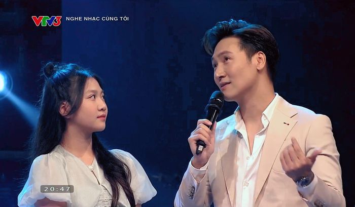 Mạnh Trường và con gái trong chương trình 'Nghe nhạc cùng tôi'. 