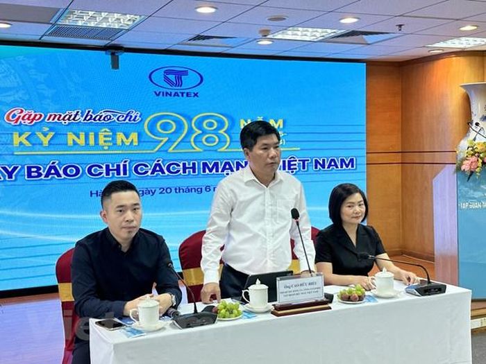 Ông Cao Hữu Hiếu, Tổng Giám đốc Vinatex chia sẻ với báo chí. (Ảnh: Đức Duy/Vietnam+)