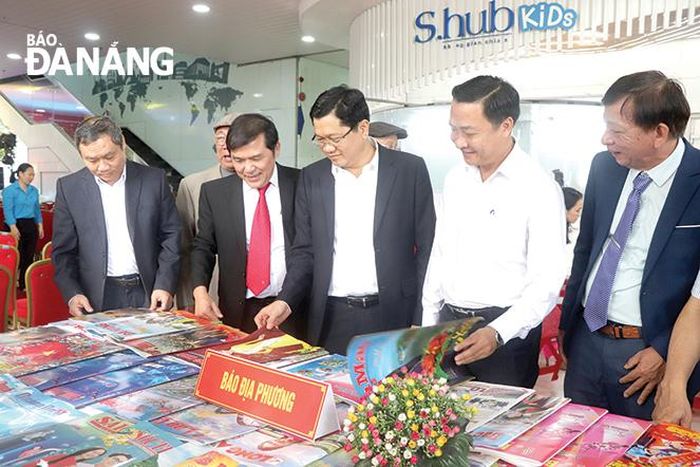 Lãnh đạo thành phố và Hội Nhà báo tham quan gian trưng bày báo địa phương tại Hội báo xuân 2023. Ảnh: X.DŨNG