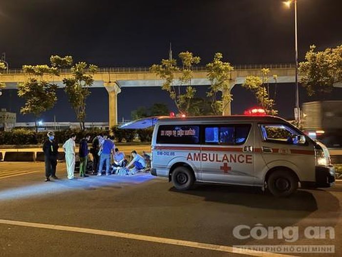 Xe cứu thương đưa thi thể nạn nhân về nhà xác.