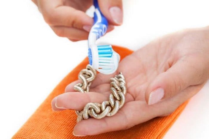 Cần khéo léo làm sạch trang sức.