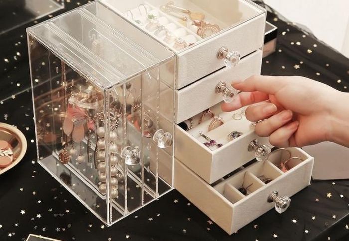 Nên bảo quản trang sức trong hộp chuyên dụng.