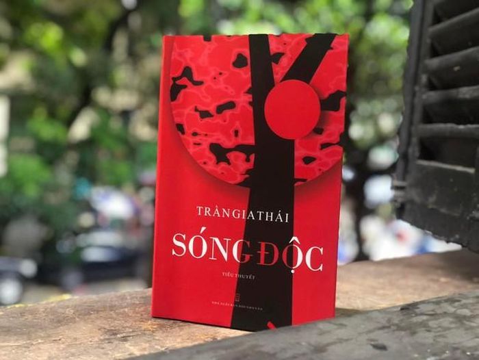 Tiểu thuyết “Sóng độc”