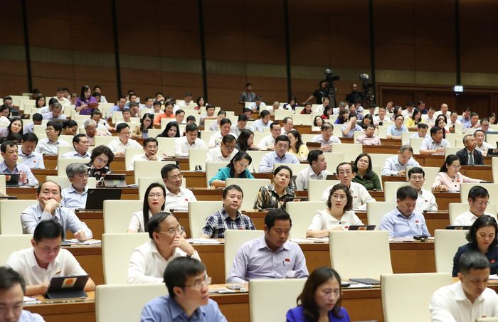 Đại biểu Quốc hội tham gia thảo luận tại hội trường sáng 21-6. Ảnh: QUANG PHÚC