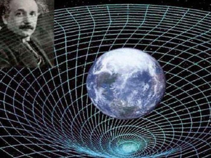 Năm 1915, Einstein công bố thuyết tương đối rộng, mở rộng phạm vi và ứng dụng của thuyết tương đối hẹp trước đó. Thuyết này không chỉ giải thích được hiện tượng vật lý trong phạm vi hẹp, mà còn trở thành một lý thuyết toàn diện về lực hấp dẫn. Tuy nhiên, khi Einstein áp dụng lý thuyết của mình vào vũ trụ tổng thể, ông gặp phải một vấn đề đáng chú ý.