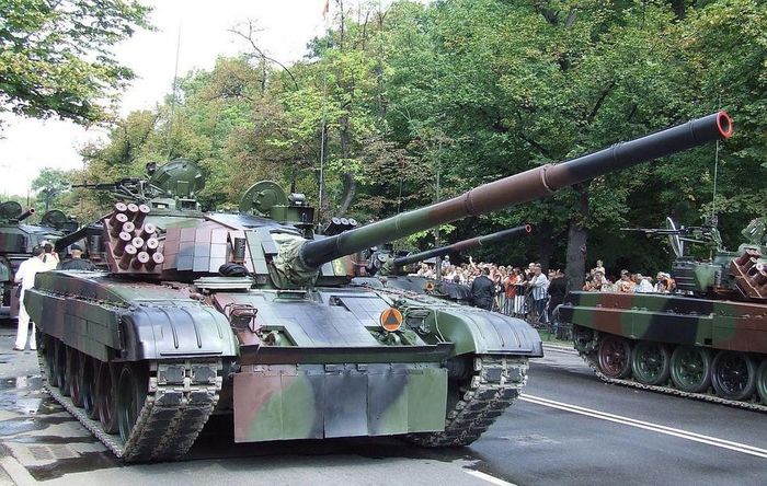 Xe tăng PT-91 còn được bao phủ bởi lớp giáp phản ứng nổ (ERA) ERAWA, theo một số báo cáo, loại này không còn được sản xuất nữa và chỉ tương đương Kontakt-1 của Liên Xô.