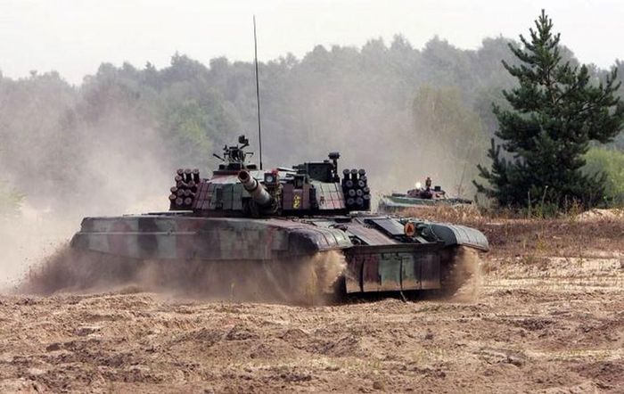 PT-91 Twardy là một bản nâng cấp sâu từ biến thể T-72M1 xuất khẩu của Liên Xô, được sản xuất theo giấy phép tại Ba Lan. Chiếc chiến xa này có trọng lượng vào khoảng 46 tấn, nặng hơn 5 tấn so với T-72M1.