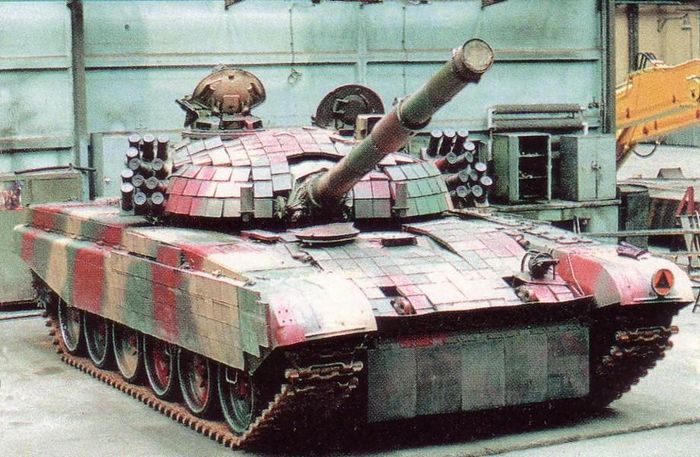 Vũ khí của PT-91 gồm pháo nòng trơn 2A46M cỡ 125 mm, kết hợp với súng máy đồng trục PKT cỡ 7,62 mm. Trên tháp pháo là khẩu trọng liên NSVT Utes cỡ 12,7 mm được sử dụng làm súng phòng không.