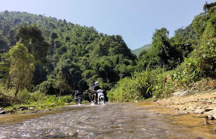 Để đến bản Na Chén, phóng viên phải vượt qua 5 con suối.