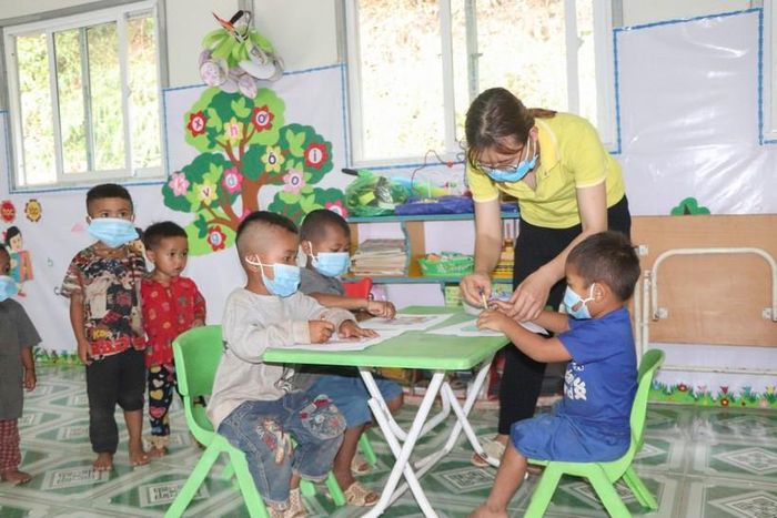 Cô giáo Lò Thị Duyên và học sinh tại lớp học giữa rừng Na Chén.