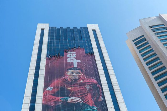 Là những kỹ thuật viên có tay nghề cao, người lau cửa kính không chỉ tô điểm cho các tòa nhà khác nhau ở Doha bằng áp phích mà còn gỡ bỏ chúng sau các sự kiện.