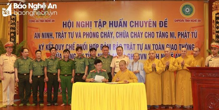  Công an tỉnh Nghệ An phối hợp Giáo hội Phật giáo Việt Nam tỉnh Nghệ An tổ chức ký kết quy chế phối hợp về đảm bảo trật tự an toàn giao thông. Ảnh: Đ.C 