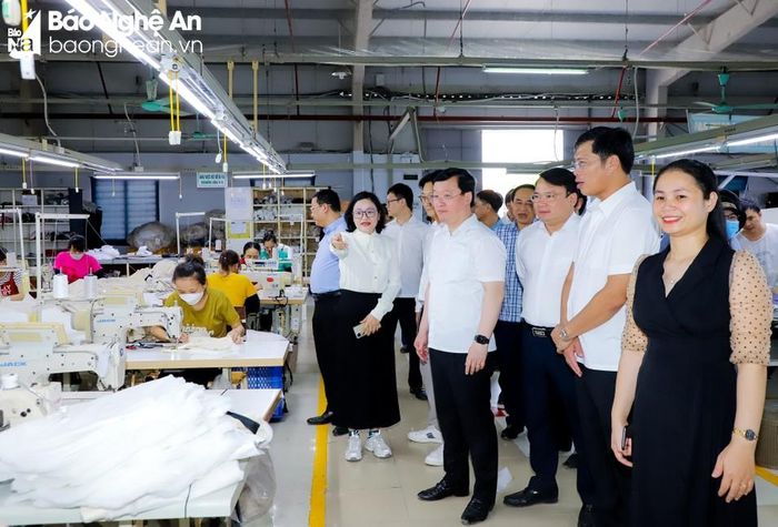 Chủ tịch UBND tỉnh Nguyễn Đức Trung tham quan dây chuyền sản xuất của công ty. Ảnh: Phạm Bằng 