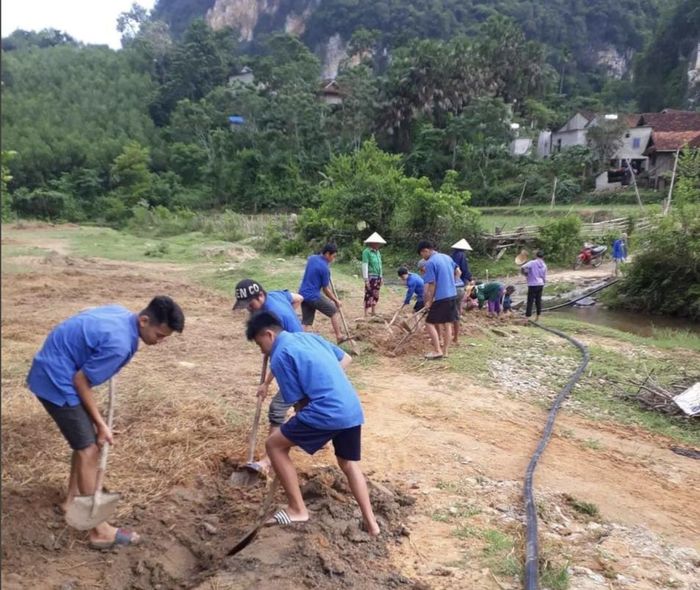  Đoàn viên, thanh niên xã Châu Hạnh giúp người dân làm đường ống dẫn nước về ruộng chống hạn, chuẩn bị gieo cấy lúa vụ mùa. Ảnh CSCC 
