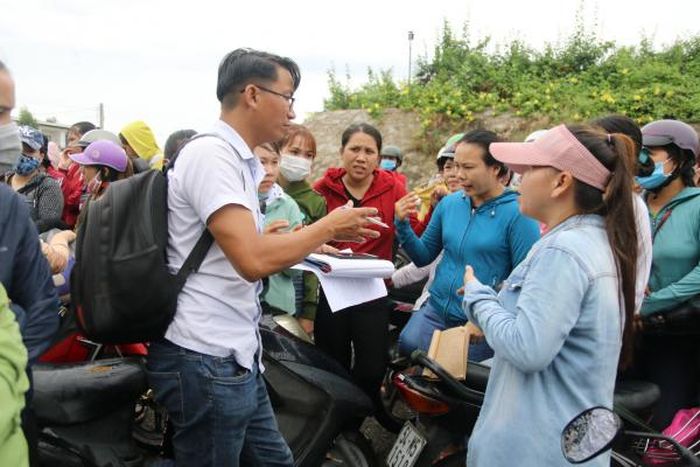 Phóng viên Văn Giang trong một lần tác nghiệp ghi nhận ý kiến công nhân tại thị xã Ninh Hòa đình công đòi quyền lợi. 