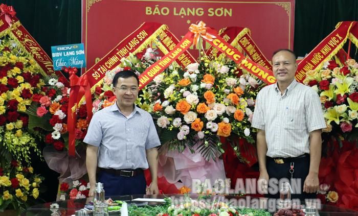 Đại diện Cục Hải quan tỉnh tặng hoa, chúc mừng Báo Lạng Sơn 