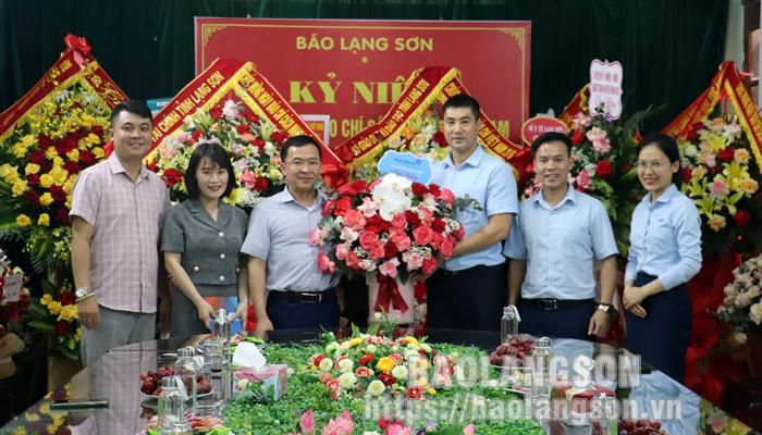 Đại diện ngân hàng Viettin Bank Lạng Sơn tặng hoa, chúc mừng Báo Lạng Sơn 