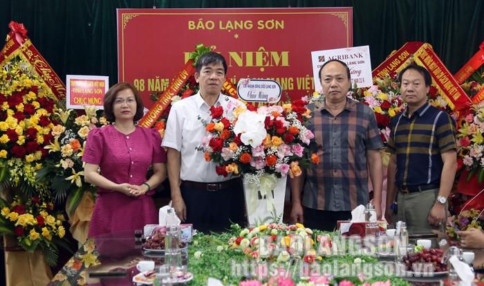 Chi nhánh xăng dầu Lạng Sơn tặng hoa chúc mừng Báo Lạng Sơn